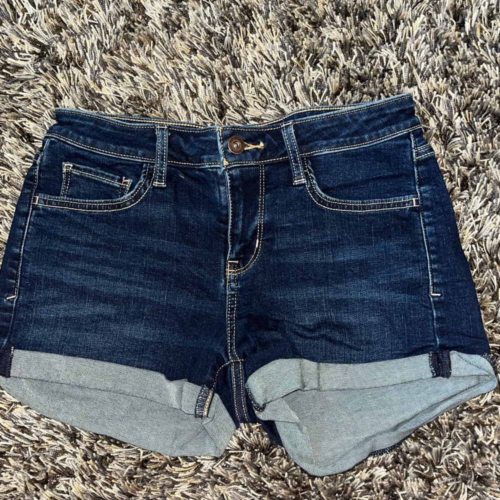 Size 3. Navy blue Arizona brand jean shorts.
